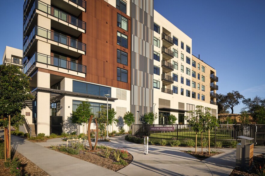 Building Photo - 2333 Calle Del Mundo