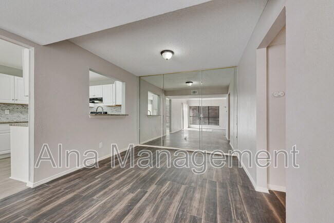 Building Photo - 1812 Medina Dr