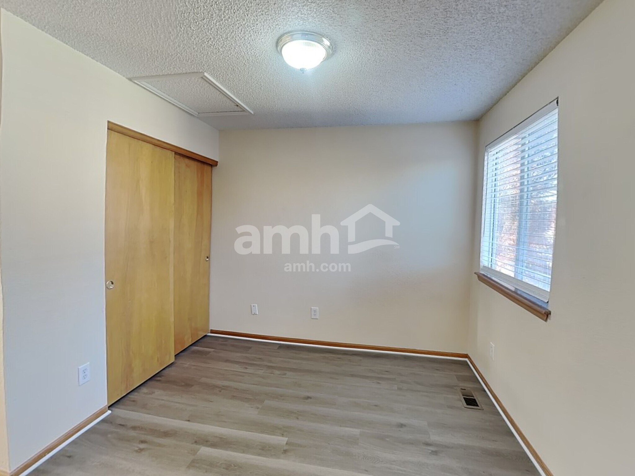 Building Photo - 8952 Cloverleaf Cir