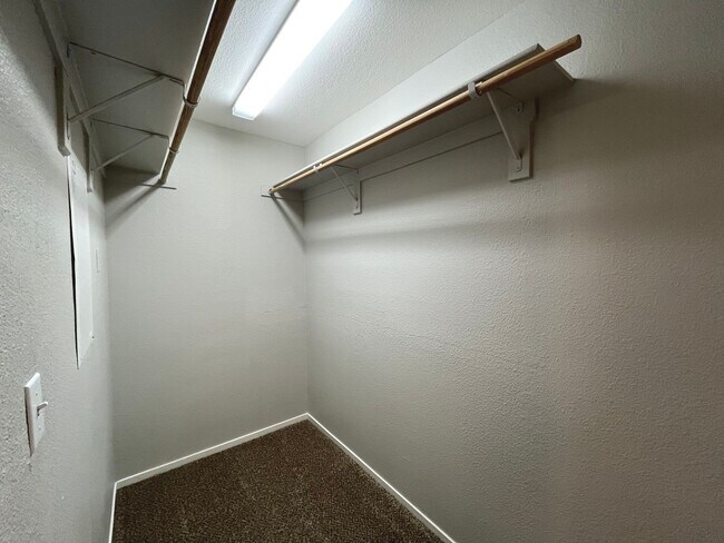 Building Photo - 1847 sq ft, 2 story, 4 Bedroom, 2 1/2 bath, 2 Car Garage home in the Vibrant city of Las Vegas.