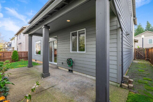 Building Photo - Beautifully Designed Home With Exceptional Space & Modern Comfort