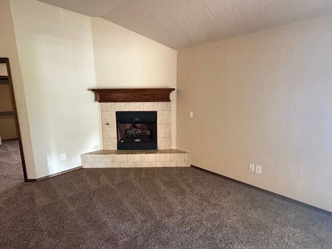 Building Photo - 3 bed duplex. New carpet, great kitchen Island and a fenced backyard in Moore schools!