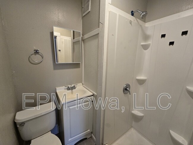 Building Photo - 214 Edwards St