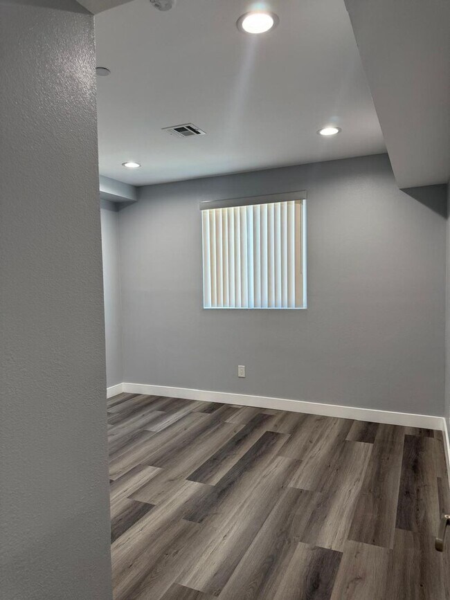 Building Photo - 1348-1348 E Vernon Ave