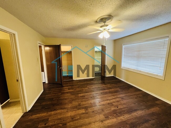 Building Photo - 62 W Elmwood Dr