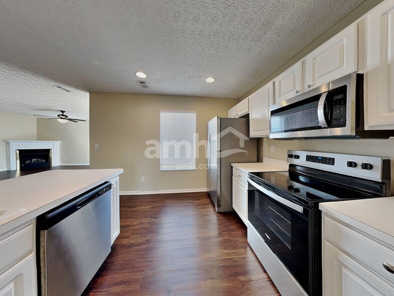 Building Photo - 2490 Delowe St