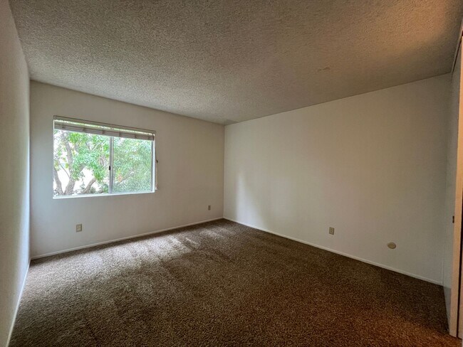 Building Photo - MOVE-IN READY Chatsworth 3+2.5 w/backyard,...