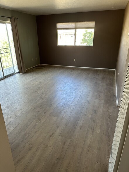 Family room pic 1 - 407 Crocker St