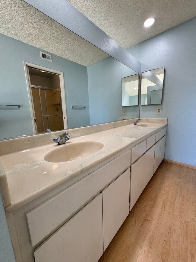 Building Photo - 9941 Mozelle Ln