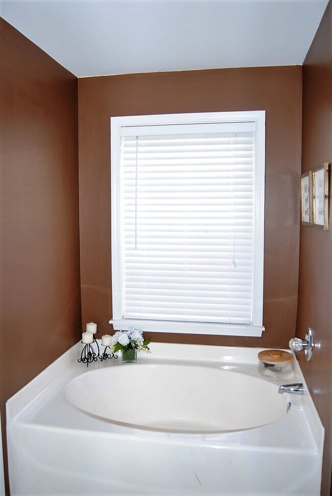 Building Photo - Wonderful Home in the Willow Lakes Community!