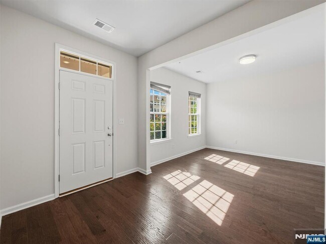 Building Photo - 18 Litchfield Ln