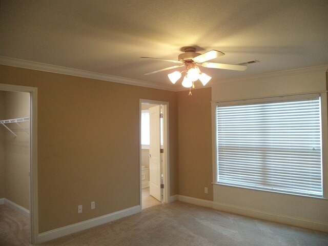 Building Photo - 927 Elsborn Ridge Rd