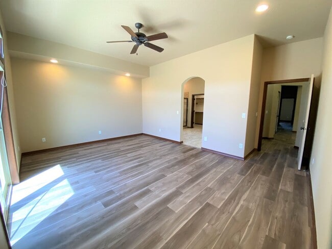 Building Photo - 433 Golden Dr