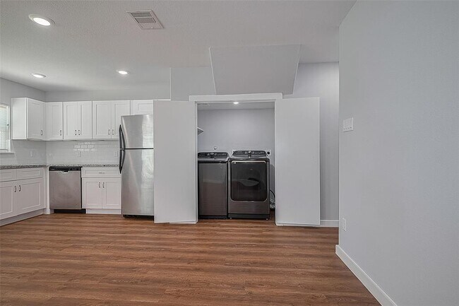 Building Photo - 6611 Bacher St