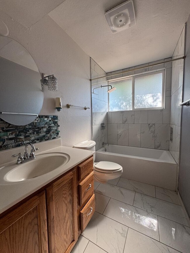 Building Photo - 4501 Pine Tree Dr