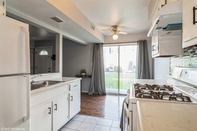 Building Photo - 329 David Ct