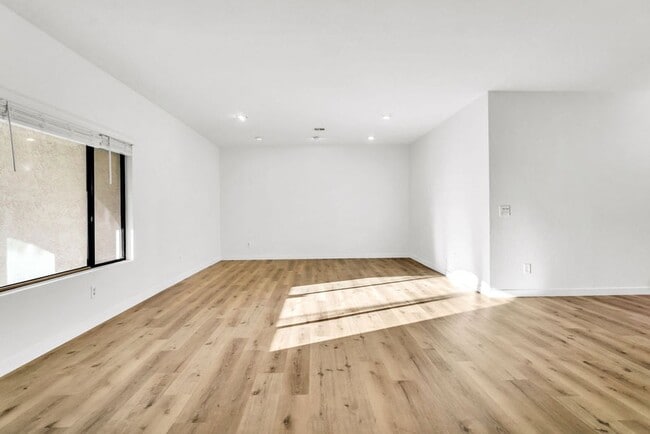 Building Photo - Great 3/2 in Crown Point!  Across from the street from bay access and available immediately!