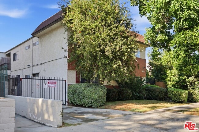 Building Photo - 14551 Vose St