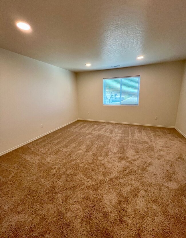 Building Photo - Corner Townhome!