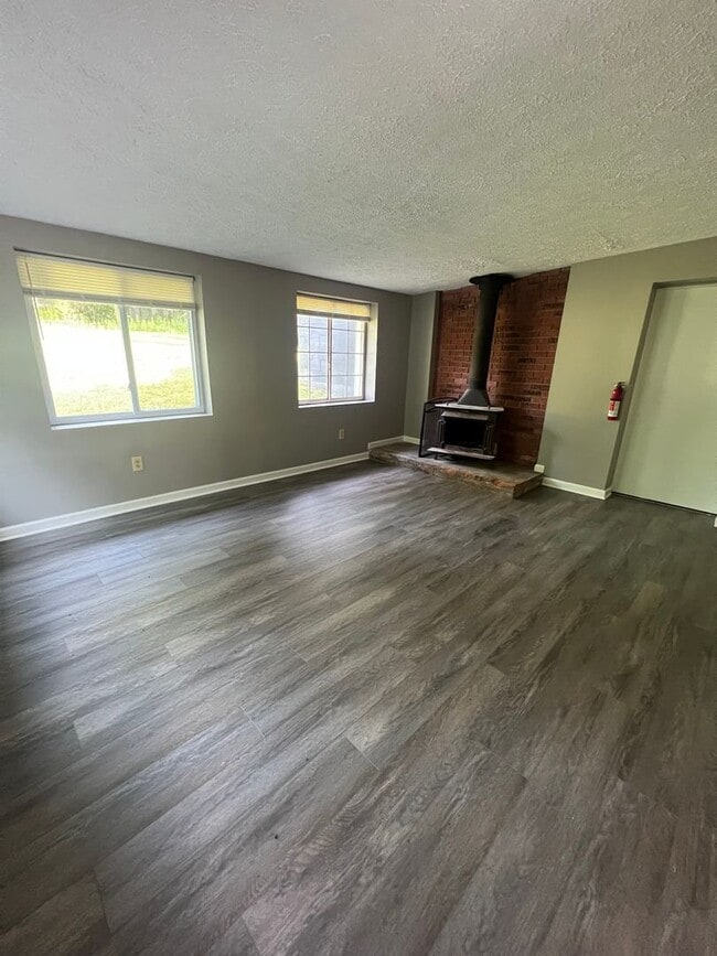 Building Photo - 3-bedroom, 2-bathroom private retreat in C...