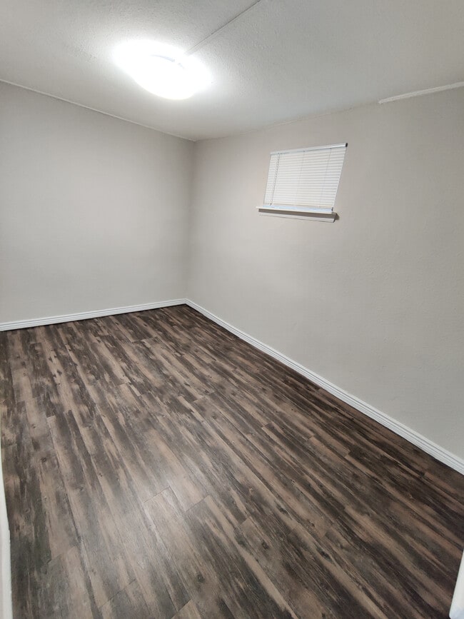 Experience the elegance of this minimalist room, perfect for personalized design. - Barnum Park