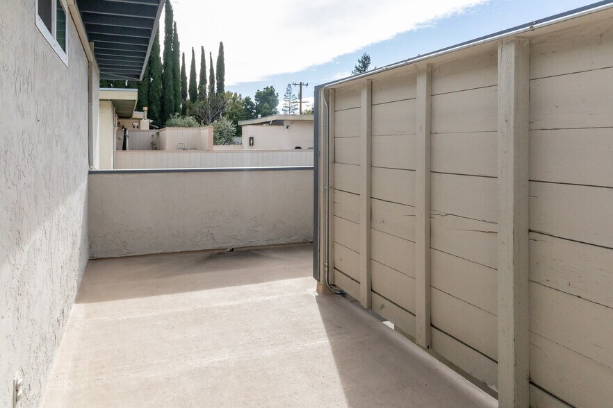 Building Photo - 242 Elwood St