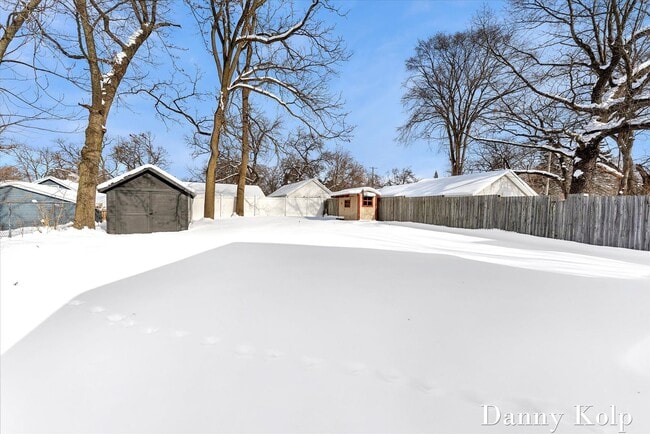 Building Photo - GORGEOUS STUNNING 1 Bed single family home!