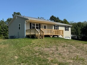 Building Photo - Gorgeous 5 Bedroom, 3 Bathroom two Level H...