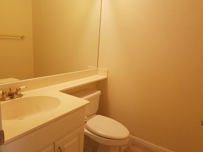 Building Photo - Unfurnished 3 Bedroom, 2.5 Bath Townhome i...