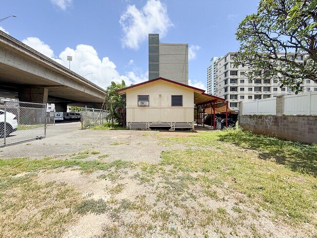 Building Photo - Charming 3-Bedroom Home with Massive Yard in Urban Honolulu!
