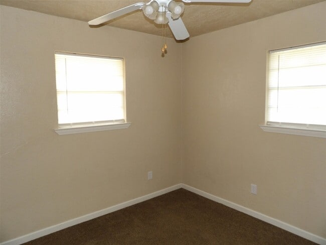 Building Photo - 1033 SE Alta Ln