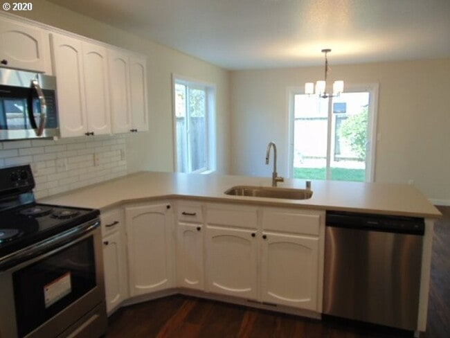 Building Photo - ** HALF MONTH FREE ! ** Beautiful 4 Bedroo...