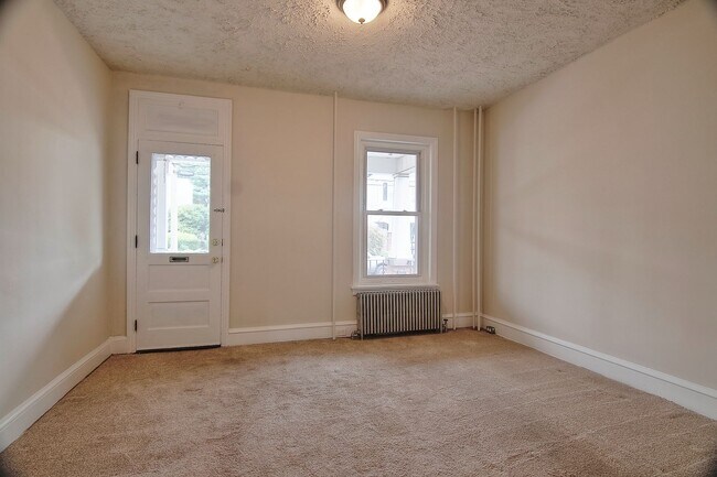 Building Photo - Spacious 4/5 Bedroom Home for Rent - Available Now!