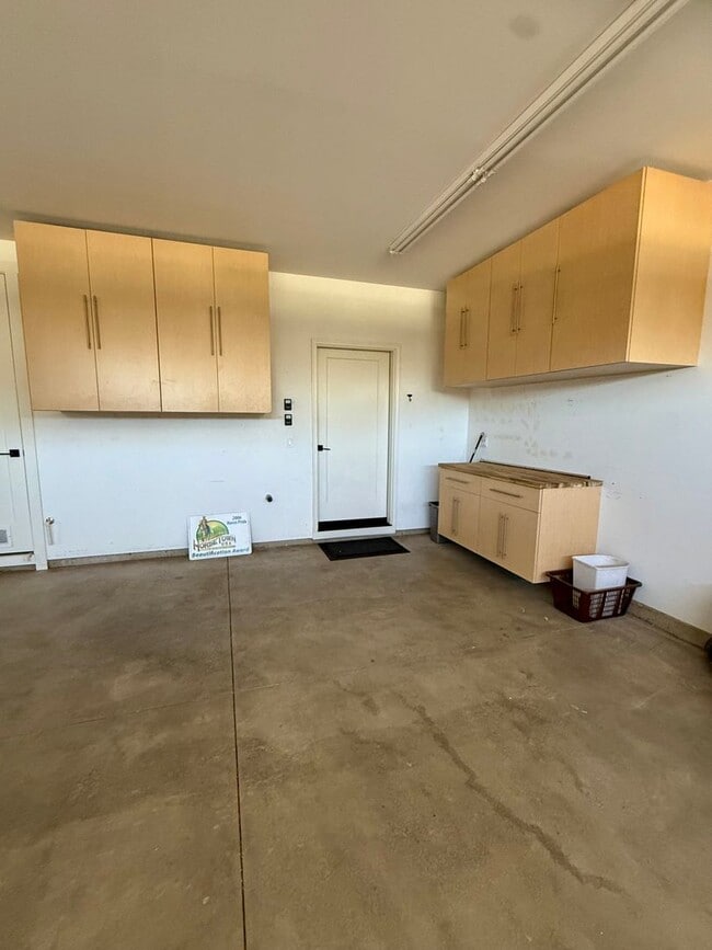 Building Photo - Welcome to this stunning 5-bedroom, 3.5-ba...