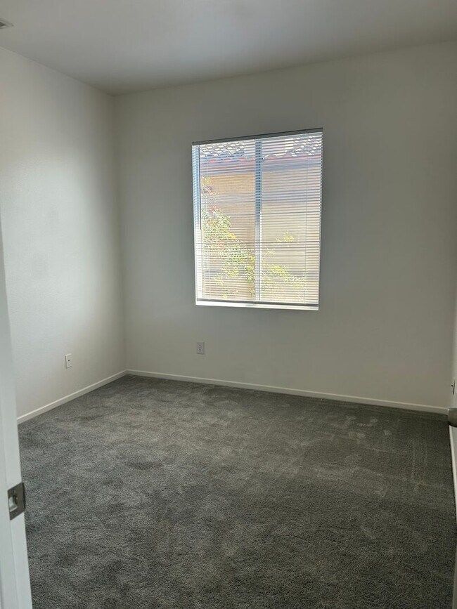 Building Photo - 4BR/2.5BA Townhouse with a view