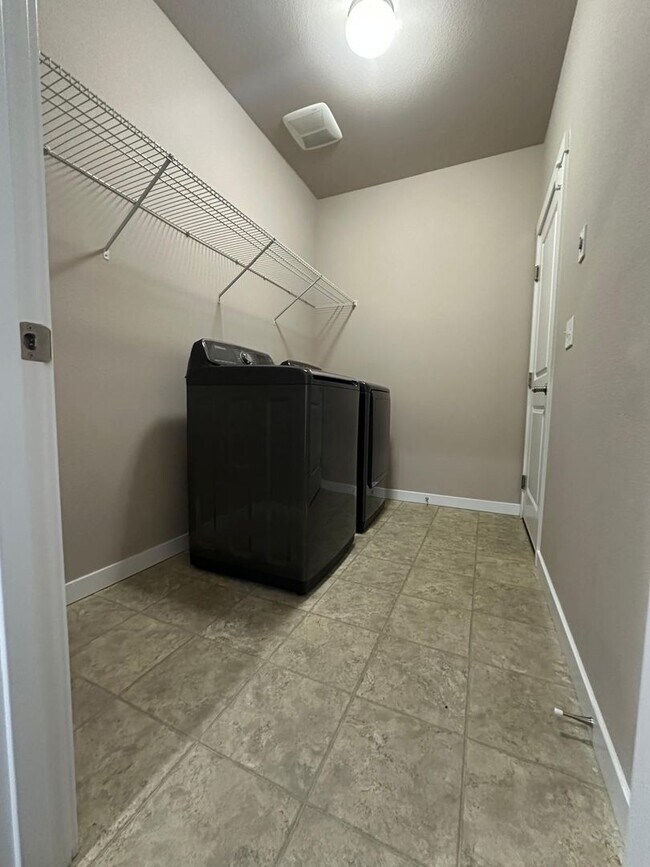 Building Photo - Listed For Rent