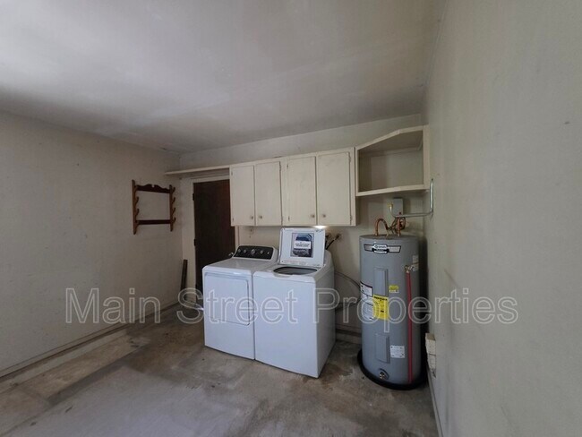Building Photo - 5505 Fairview Dr