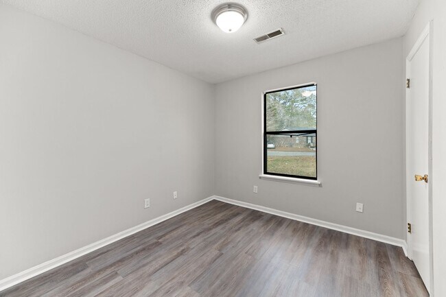 Building Photo - 165 Hummingbird Ave