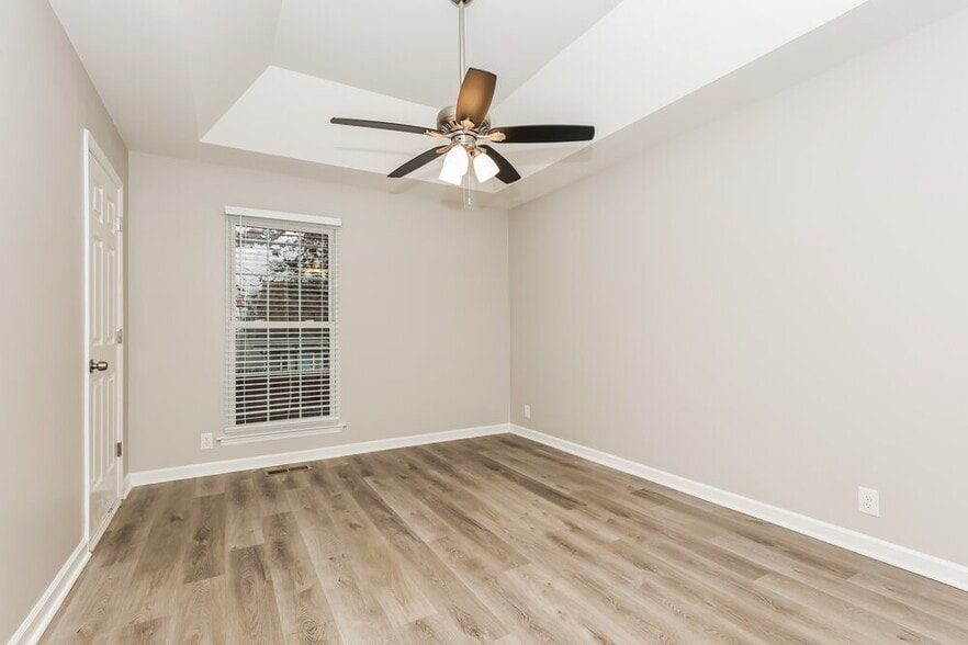 Building Photo - 208 Legend Ct