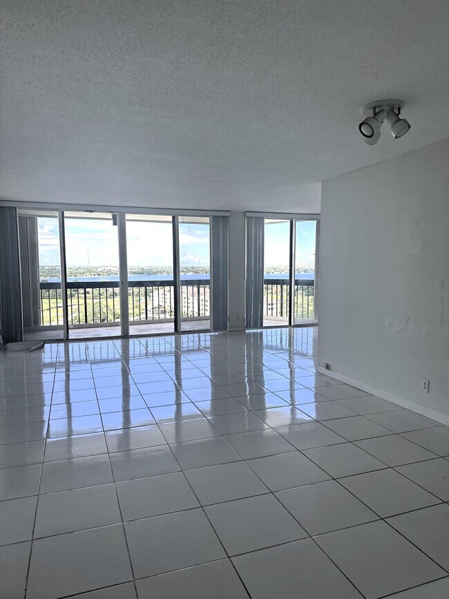 Building Photo - 2425 Presidential Way