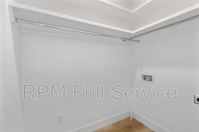 Building Photo - 1241 N Avondale Cir