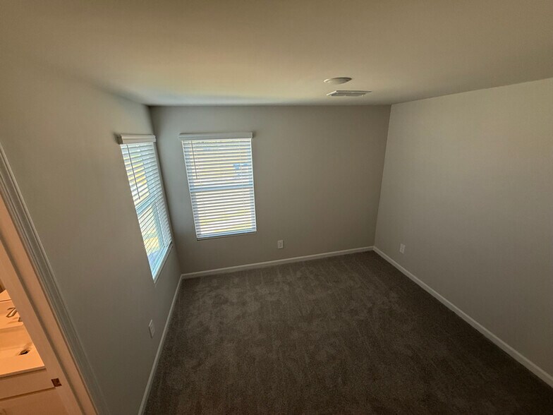 Building Photo - 1027 Winding Spg Dr
