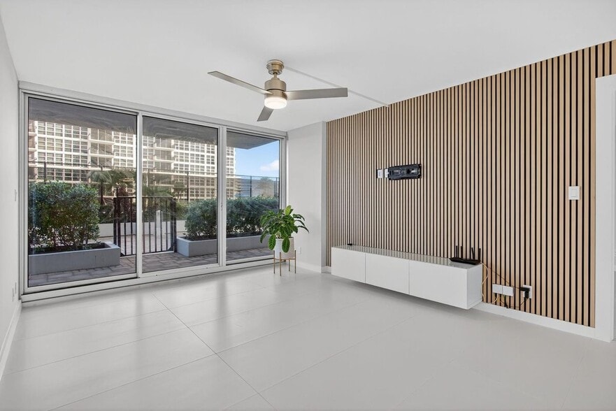 Building Photo - 525 N Ocean Blvd