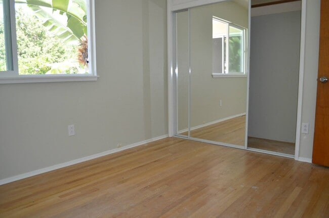 Building Photo - 4 Bedroom w/ POOL and Huge yard!