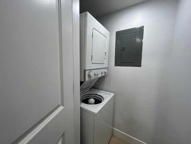 Building Photo - 2 Bedroom 2 Bathroom Condo Salt Lake City