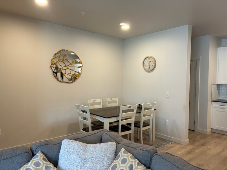 Building Photo - 2221 Willow Dr