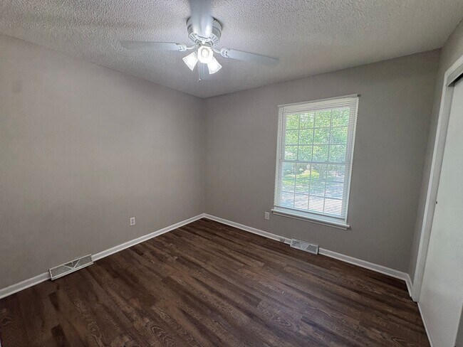Building Photo - 3 Bedroom 2 Bathroom Available Now! Blue Springs, MO!!