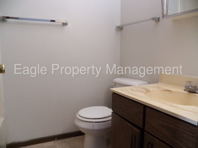 Building Photo - Hiawatha Large 2 Bedroom Heat/Water Paid!!