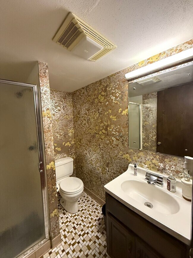 Building Photo - Beautiful 4 bed 2.5 Bath Bloomington SF Ho...