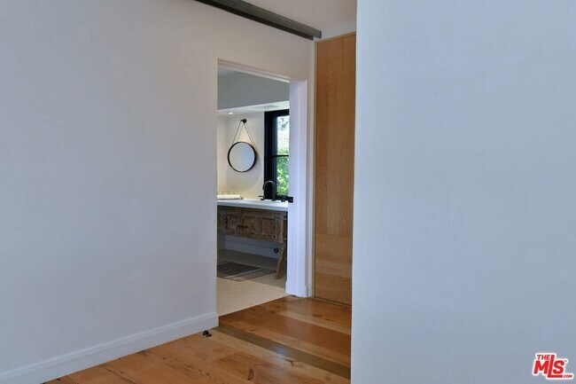 Building Photo - 2145 Linda Flora Dr